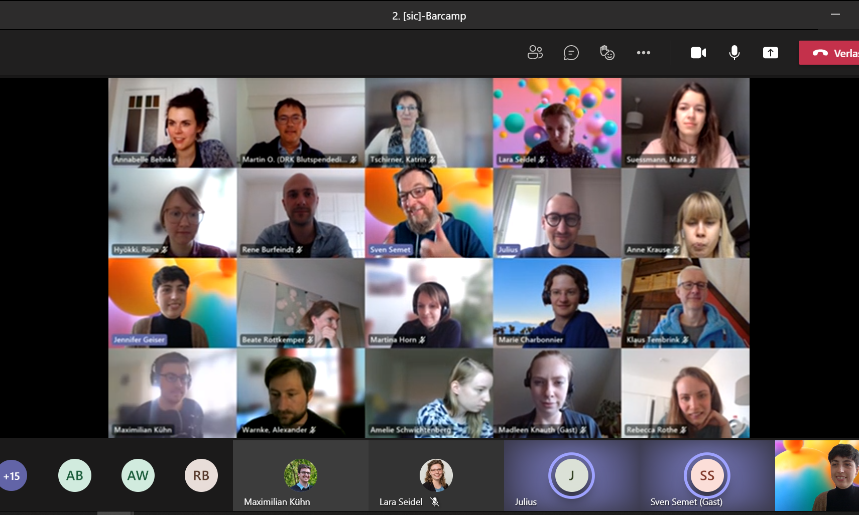 Videocall mit vielen Bildern von Teilnehmenden