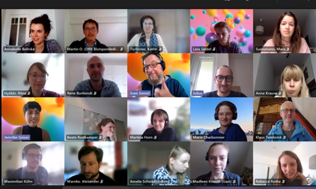 Viele Gesichter in Gruppen-Videocall