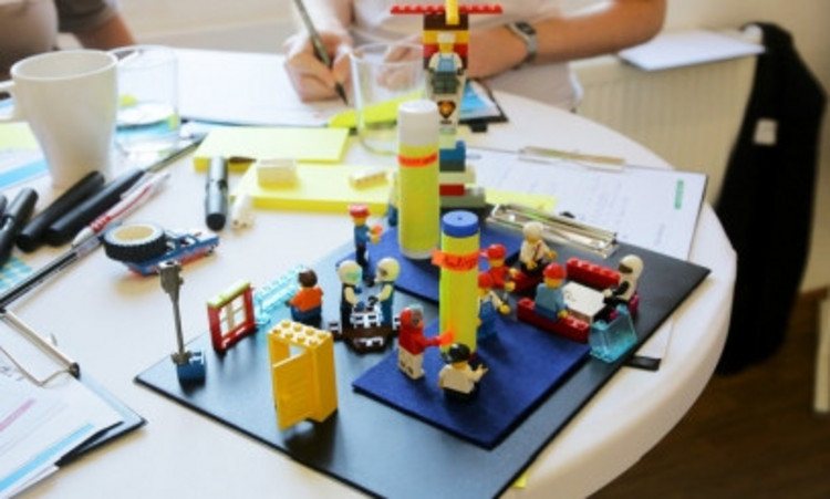 Ein Prototyp aus Lego auf einem Tisch.