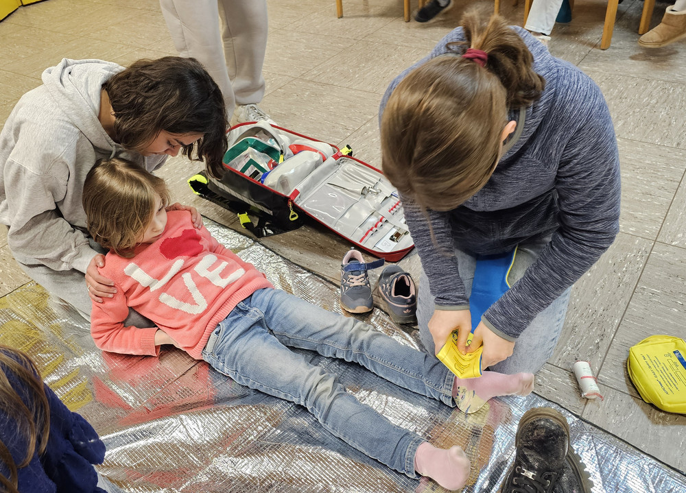 Kinder in Rettungsübung