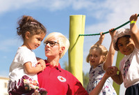 Kita Fachkraft des DRK spielt mit Kindern