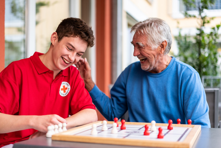 Zwei Personen spielen ein Brettspiel