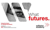Banner mit schwarz-weißer Nahaufnahme eines Auges hinter einem Tuch, daneben der Text 'What futures.' und 'Using the future to change the present.' mit Logos der International Federation of Red Cross and Red Crescent Societies und solferino academy.