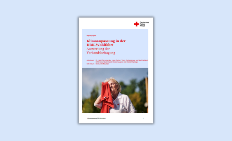 Handreichung Klimaanpassung Titelseite der Handreichung 'Klimaanpassung in der DRK-Wohlfahrt. Auswertung der Verbandsbefragung' mit einem Foto einer Person, die sich mit einem roten Tuch den Schweiß von der Stirn wischt.