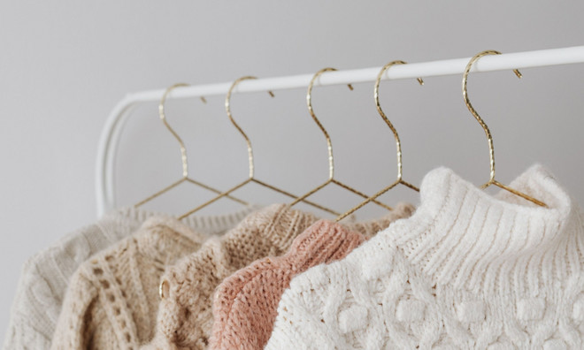Pullover hängen an einem Kleiderständer