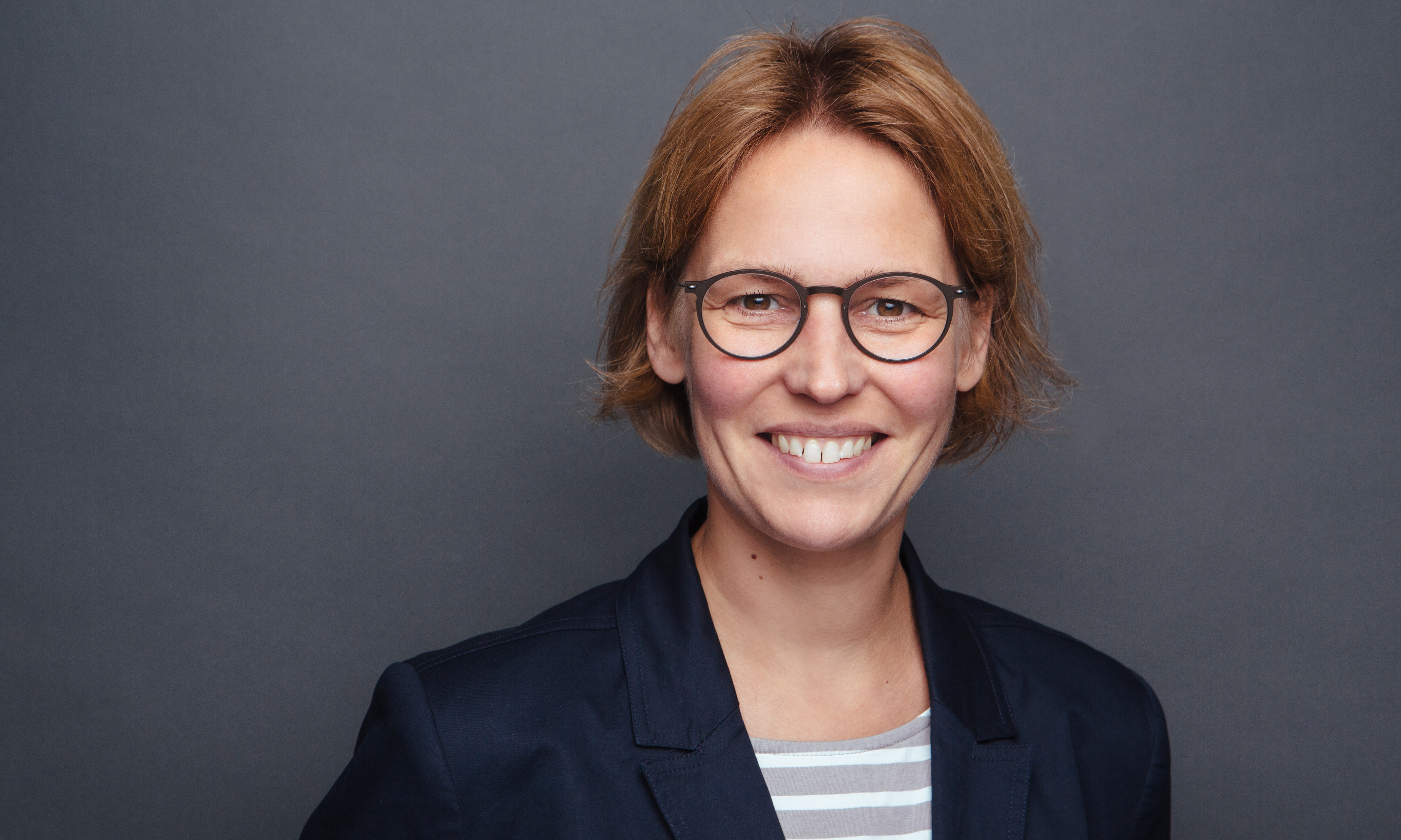 Das Bild zeigt Antje Wilbrandt wie sie in die Kamera lächelt.