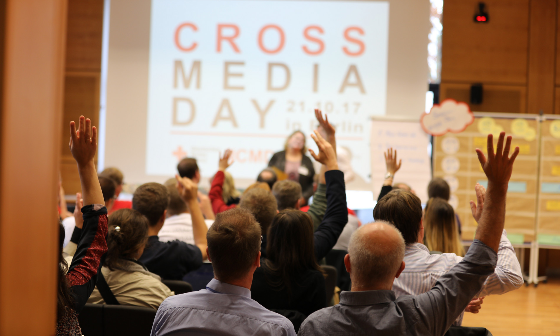 Menschen in einer Vorlesung vom Cross Media Day