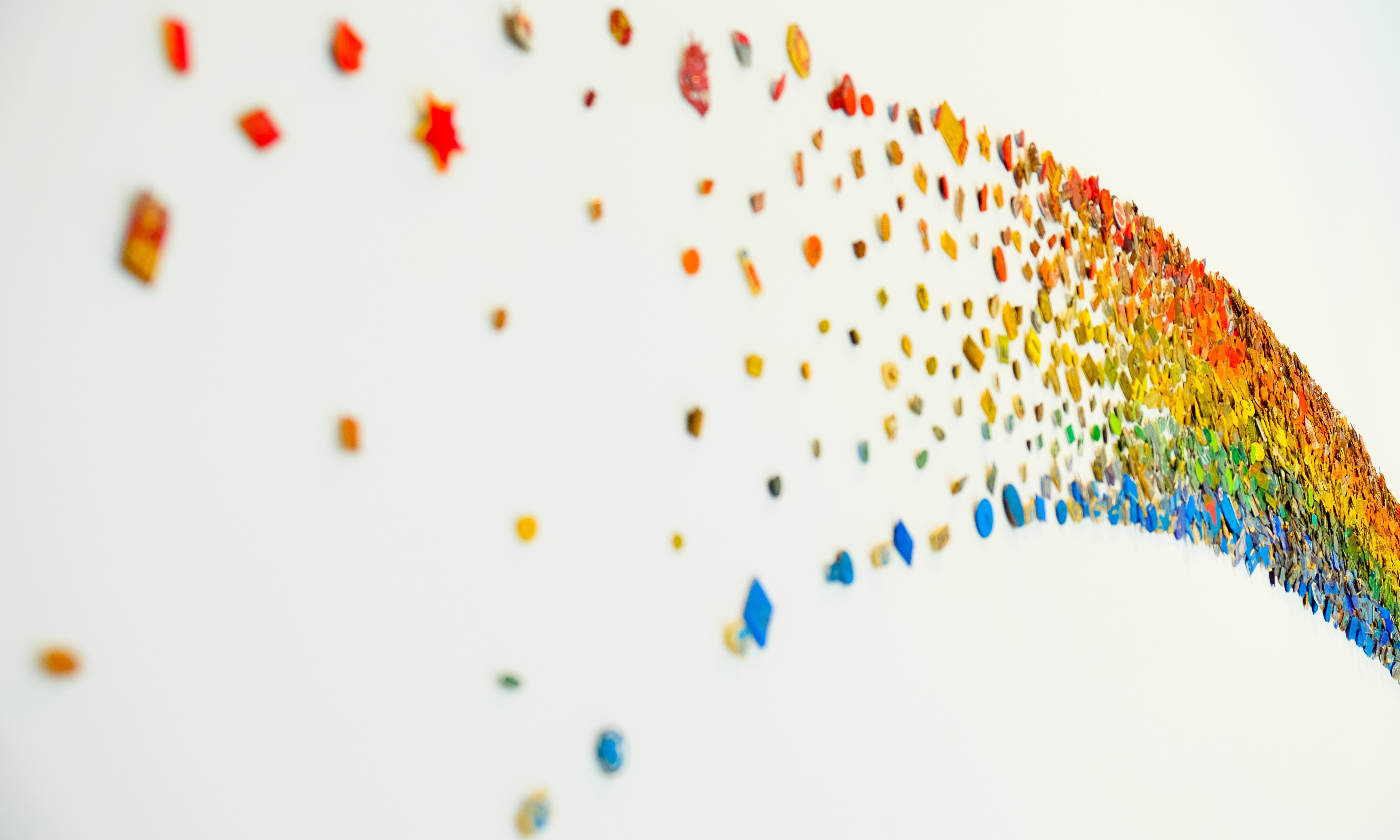 Viele Daten ergeben ein Muster Regenbogen aus vielen Einzelteilen