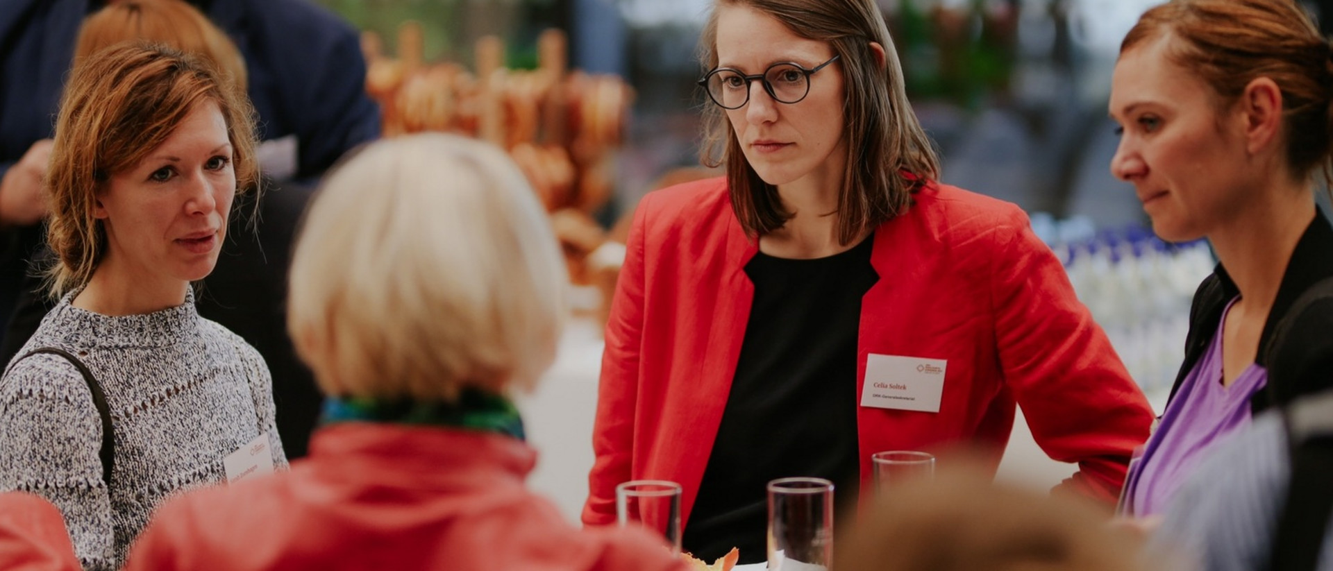 Mitarbeitende des DRK im Gespräch Mitarbeitende des DRK im Gespräch