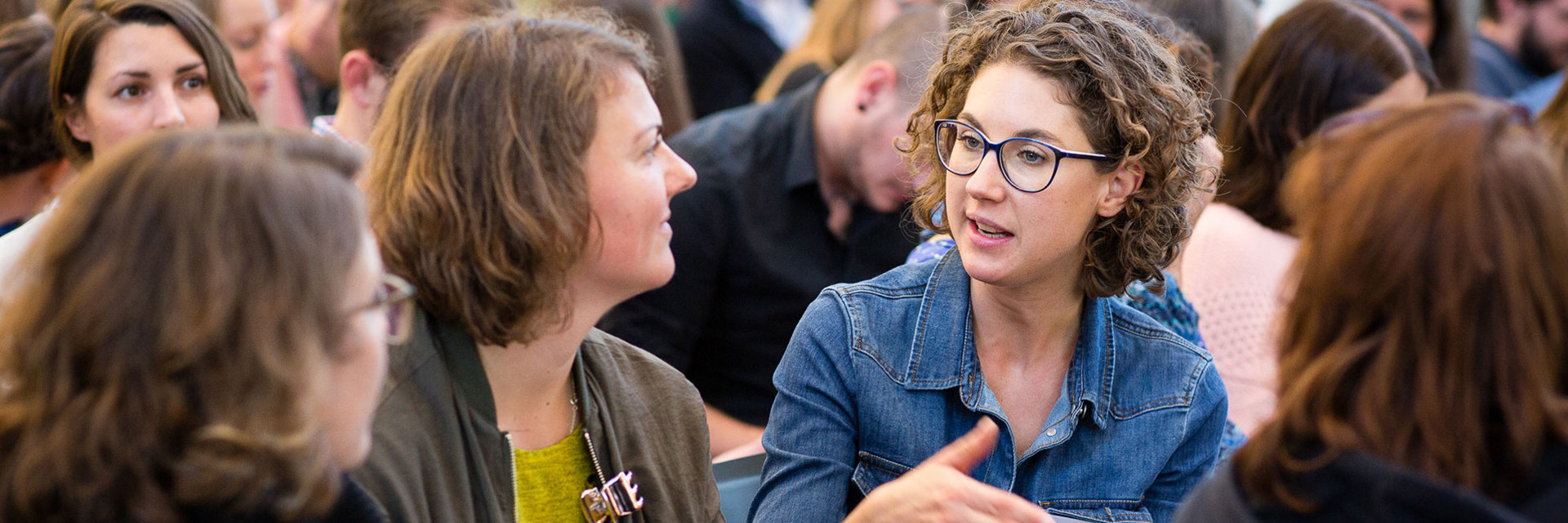 Drei Frauen unterhalten sich auf der Fachtagung DRK-Freiwilligendienste 2018 