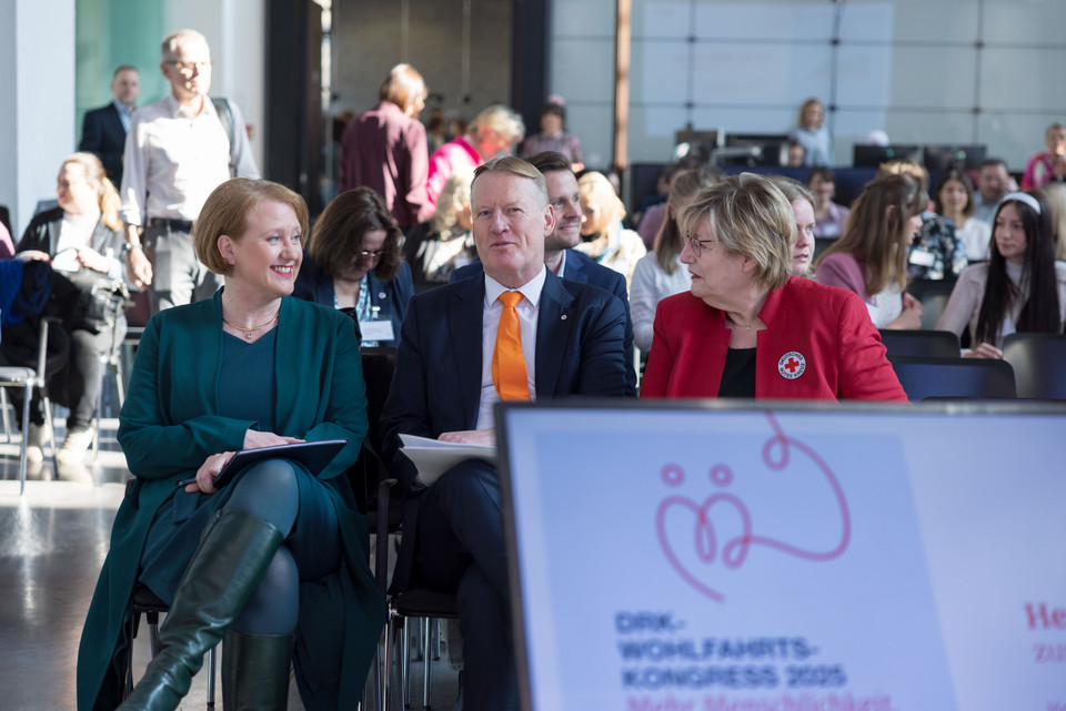 Lisa Paulsen (Bundesministerin für Familie, Senioren, Frauen und Jugend), Christian Reuter, Generalsekretär des DRK und Ulrike Würth (Präsidium DRK) in der ersten Reihe des Plenums. 