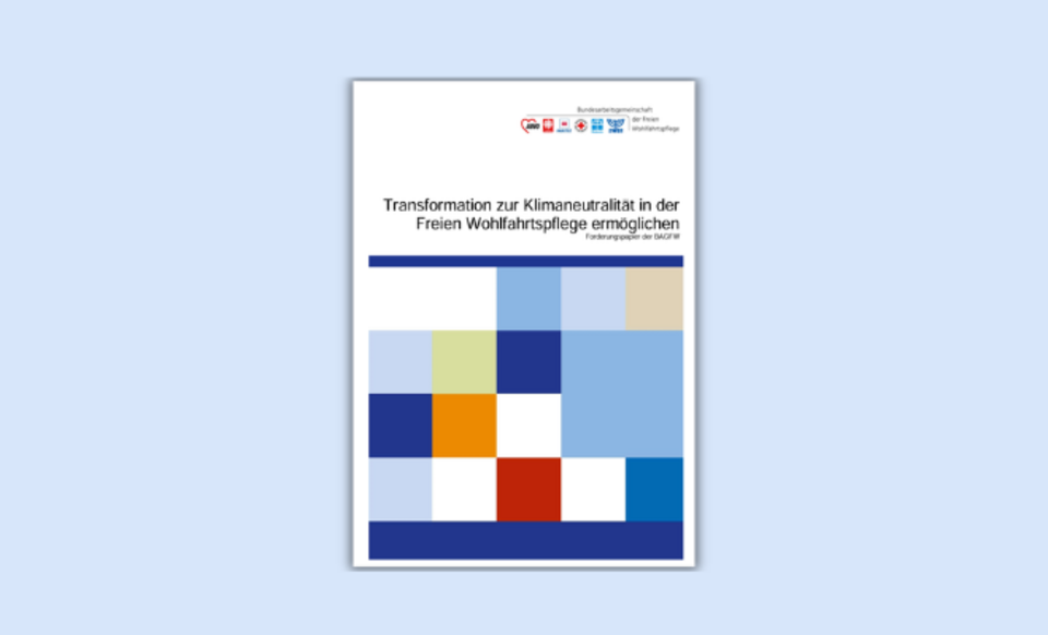 Titelblatt des Positionspapiers 'Transformation zur Klimaneutralität in der Freien Wohlfahrtspflege ermöglichen' und einem abstrakten Muster aus farbigen Quadraten in Blau-, Orange- und Rottönen auf weißem Hintergrund