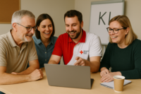 Vier Menschen arbeiten gemeinsam an einem Laptop