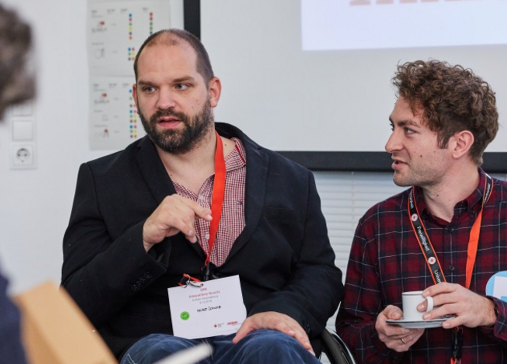 Drei Personen unterhalten sich auf der Auftaktveranstaltung Innovationsscouting für Inklusive