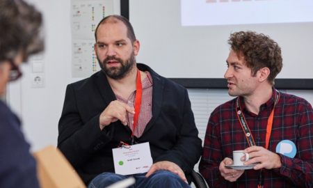 Drei Personen unterhalten sich auf der Auftaktveranstaltung Innovationsscouting für Inklusive