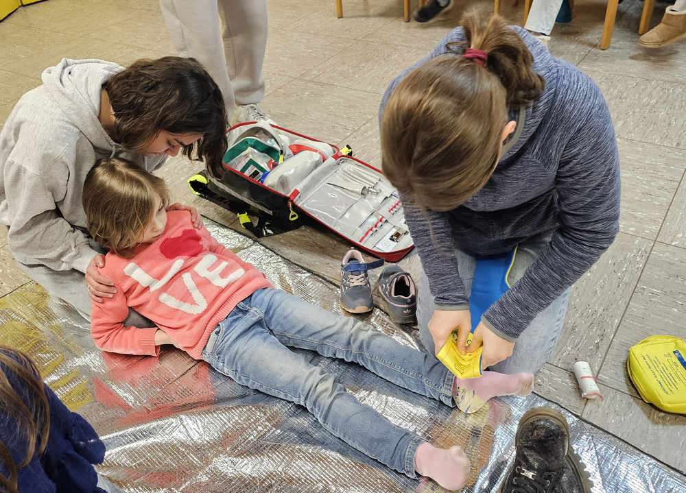 Kinder in Rettungsübung