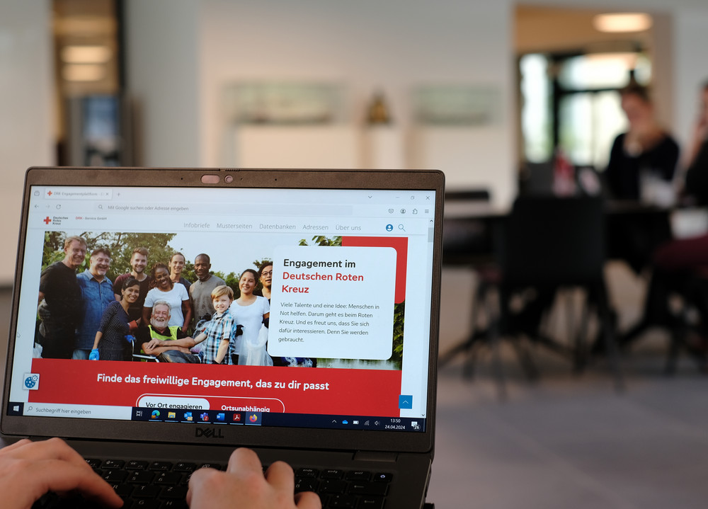 Startseite der Engagementplattform auf einem Laptop zu sehen