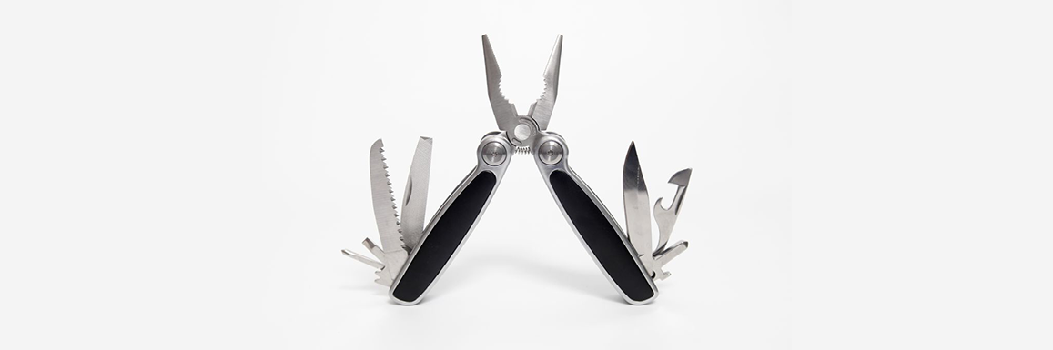 Eine geöffnete Schweizer Taschenmesser-Zange ist zu sehen.