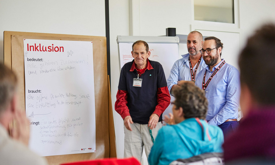 Team arbeitet gemeinsam an Pinnwand.