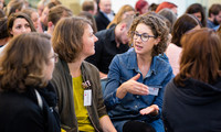 Drei Frauen unterhalten sich auf der Fachtagung DRK-Freiwilligendienste 2018 
