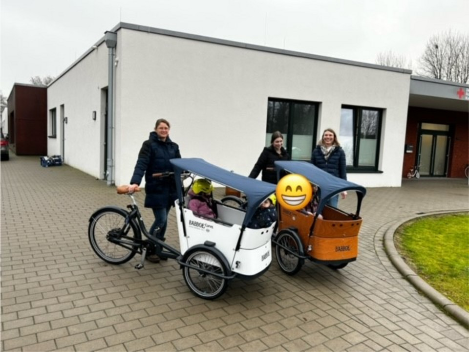 Zwei Lastenraeder mit Kindern und Mitarbeitenden vor DRK Kita