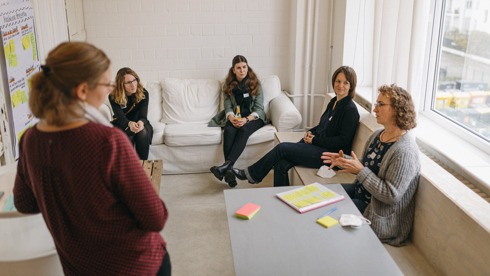 Feedback_Abschluss_DRK-Wirkungswochen_3 Teilnehmende diskutieren über ihr Feedback zu den Wirkungswochen in Kleingruppen.