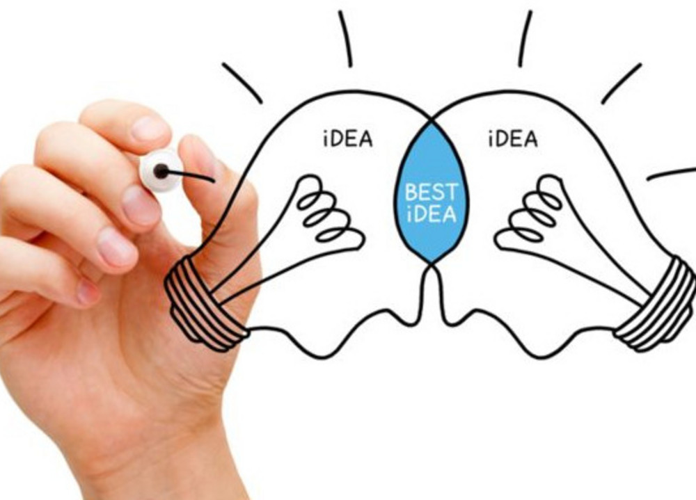 Hand zeichnet zwei stilisierte Glühbirnen mit den Worten 'IDEA' und 'BEST IDEA' in der Mitte.