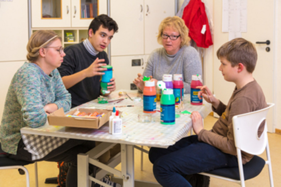 DRK Integrations- und Therapiezentrum Wolfenbüttel: Autisten und Therapeutinnen beim Basteln
