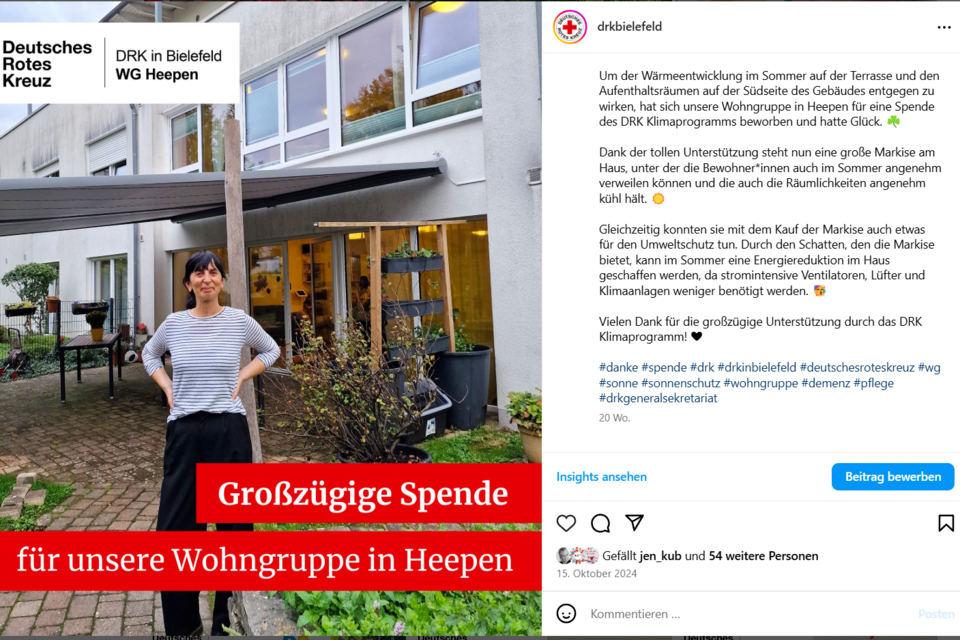 Links steht eine Person vor einer Markise neben einem modernen Gebäude. Darüber das Logo des Deutschen Roten Kreuzes. Rechts befindet sich ein Instagram-Beitrag mit einem langen Text und mehreren Hashtags. Unten mittig ist ein rotes Banner mit weißer Schrift: 'Großzügige Spende für unsere Wohngruppe in Heepen'. 
