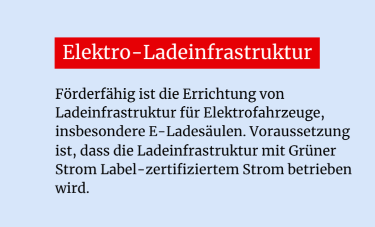 Hellblaue Infografik mit der Überschrift „Elektro-Ladeinfrastruktur“. Darunter wird erläutert, dass die Errichtung von Ladeinfrastruktur für Elektrofahrzeuge, insbesondere E-Ladesäulen, förderfähig ist, wenn sie mit Grüner Strom Label-zertifiziertem Strom betrieben wird.