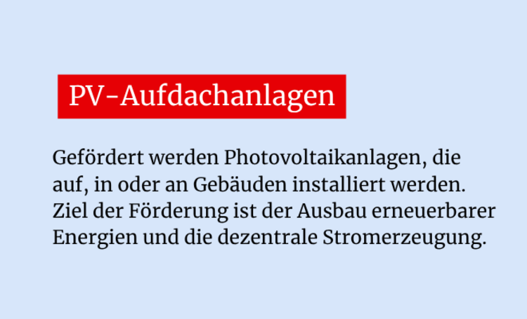 Hellblaue Infografik mit der Überschrift „PV-Aufdachanlagen“. Darunter steht: „Gefördert werden Photovoltaikanlagen, die auf, in oder an Gebäuden installiert werden. Ziel der Förderung ist der Ausbau erneuerbarer Energien und die dezentrale Stromerzeugung.“