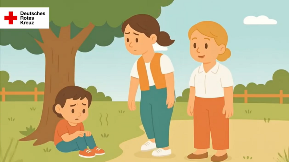 Illustration eines traurig wirkenden Kindes, das unter einem Baum auf dem Boden sitzt. Zwei Frauen stehen daneben; eine beugt sich dem Kind zu. Oben links ist das Logo des Deutschen Roten Kreuzes zu sehen.