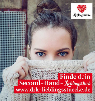 Das Bild ist ein Werbeplakat, auf dem eine junge Frau sich in ihren Pullover kuschelt und darüber steht: "Finde dein Second-Hand-Lieblingsstück.".