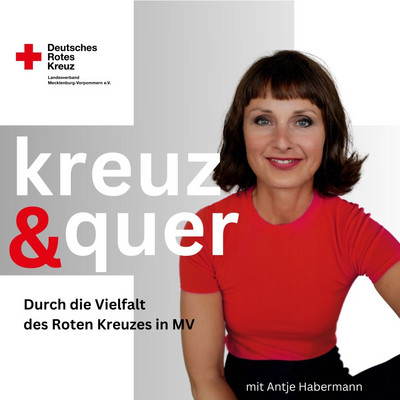 Das Bild zeigt die Herausgeberin des Podcasts, wie sie in die Kamera lächelt. Davor steht "kreuz & quer. Durch die Vielfalt des Roten Kreuzes in MV mit Antje Habermann".