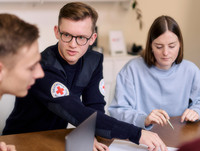 Symbolfoto Team des DRK bei einer Besprechung
