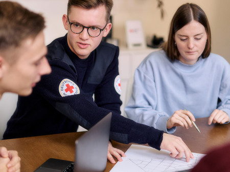 Symbolfoto Team des DRK bei einer Besprechung