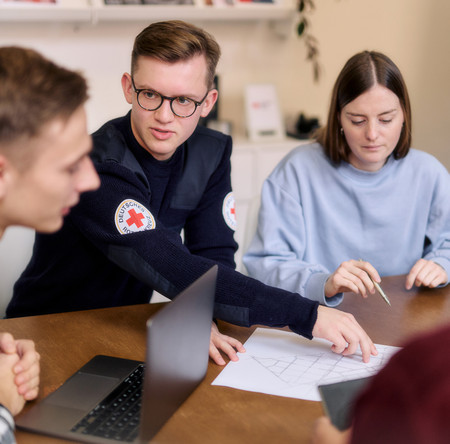 Symbolfoto Team des DRK bei einer Besprechung