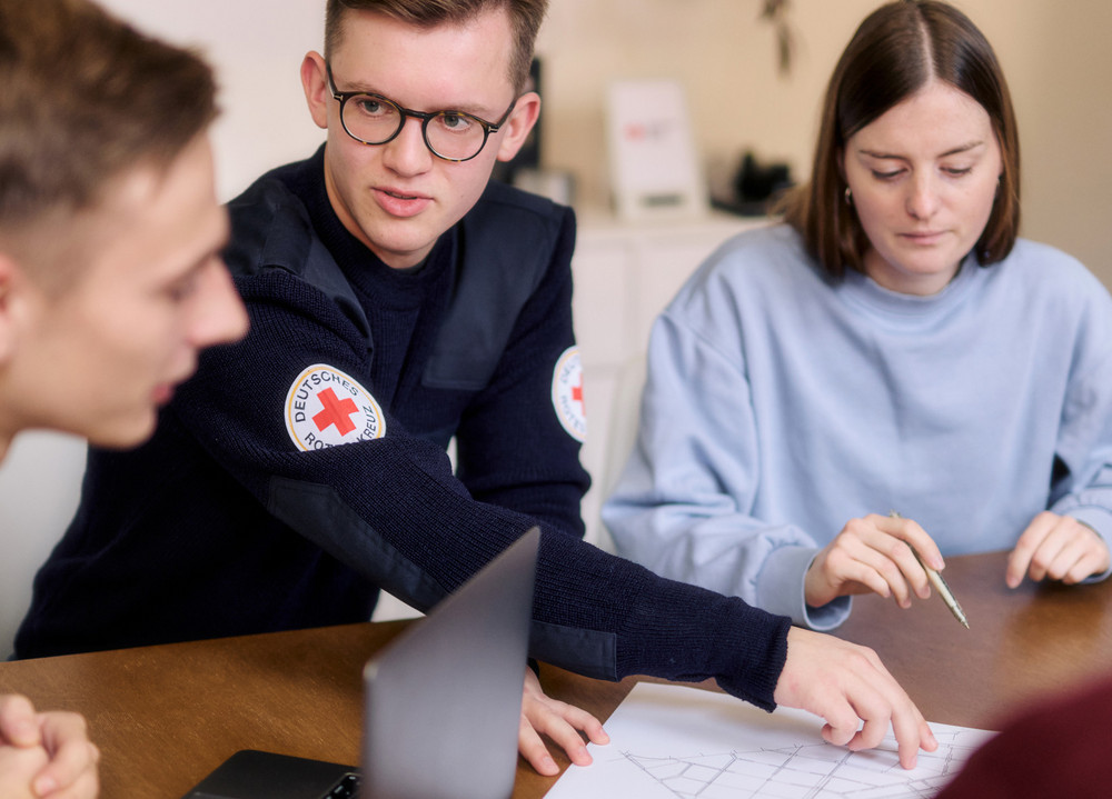 Symbolfoto Team des DRK bei einer Besprechung