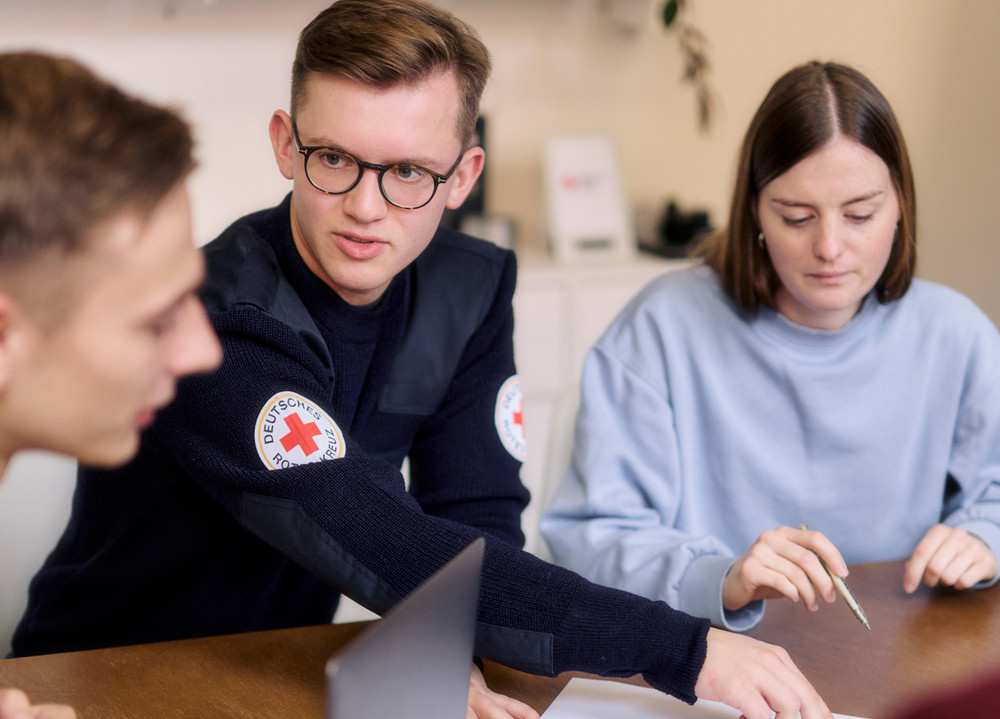 Symbolfoto Team des DRK bei einer Besprechung