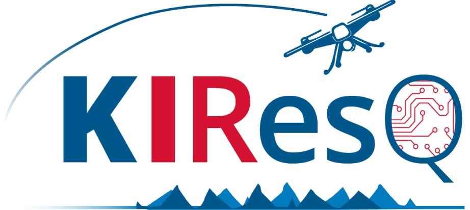 Das Bild zeigt das Logo des Projektes. Darauf ist der Schriftzug "KIResQ" zu sehen und eine Drohne, die über den Schriftzug und Berge fliegt.